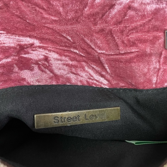 Street Level velvet crossbody bag - Picture 13 of 15